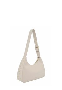 Sac à main en cuir beige clair, de forme arrondie, orné de clous dorés sur un côté et d'une bandoulière réglable, doté d'une fermeture zippée.
