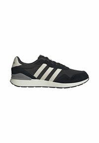 Baskets Adidas noires avec des bandes blanches, soutien de talon gris, semelle intermédiaire blanche et semelle extérieure noire, vues de côté extérieur sur fond blanc.