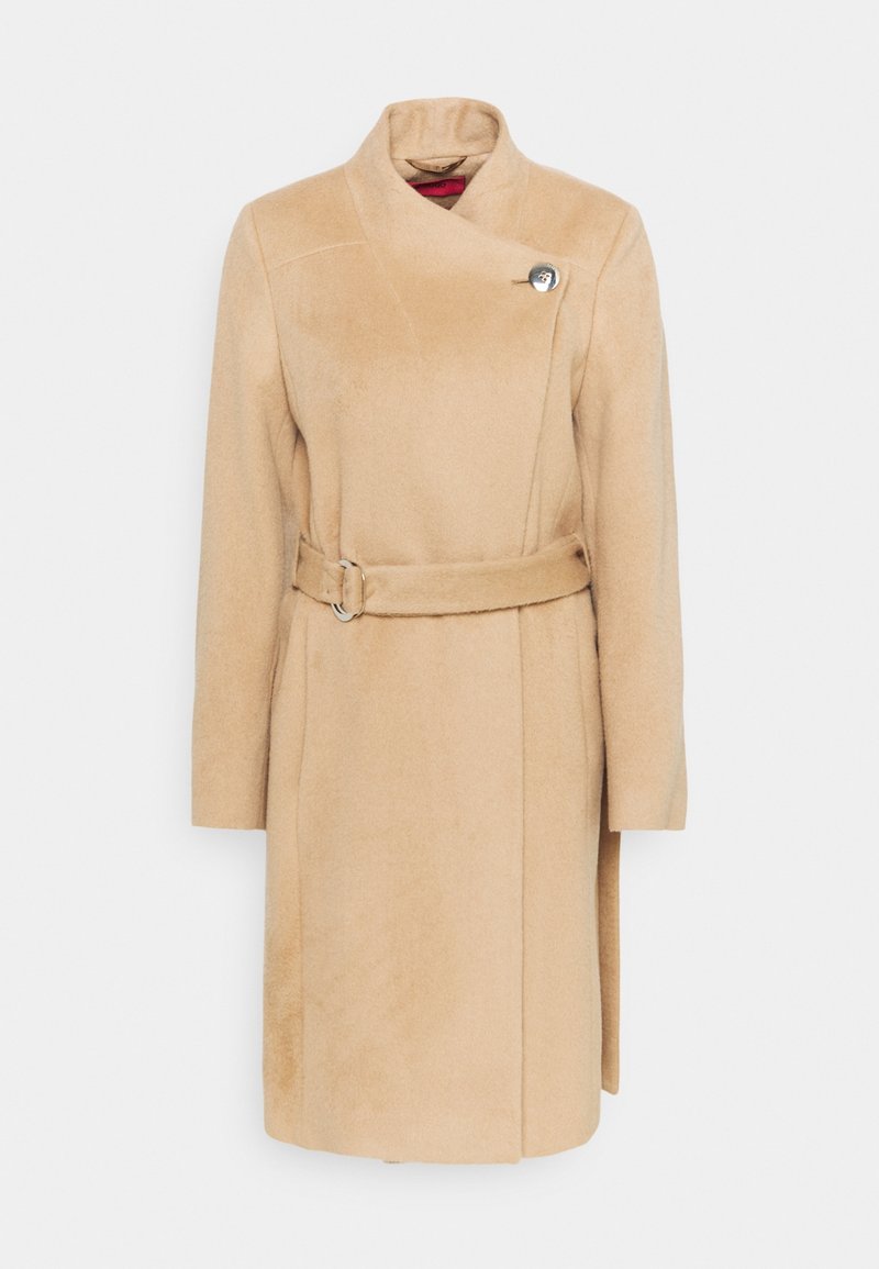 Cappotto in misto lana beige con colletto alto, tasche laterali e vita con cintura. Presenta un'unica chiusura con bottone argentato.