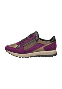 Baskets en suede violet et métal doré avec des accents noirs, détail de fermeture éclair sur le côté, bout rond et semelle en caoutchouc texturée.