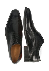 Zapatos brogue de piel negra con diseño de ala, detalles perforados, punta redondeada y tacón negro apilado. Cierre con cordones y textura suave.