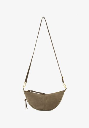 Khaki groene leren schoudertas met een gebogen vorm, gouden hardware accenten en een ritssluiting. Voorzien van een lange, verstelbare strap.