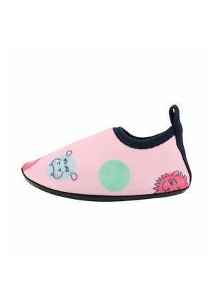 Scarpa d'acqua rosa per bambini con rifiniture blu navy, suola nera e stampe di un volto di orso blu, un puntino verde e un volto di leone rosso sul tessuto superiore.