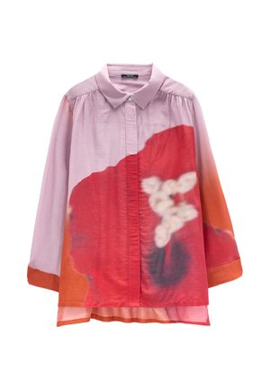 Bluzka na guziki z długim rękawem, z różowym kołnierzykiem, z dużym abstrakcyjnym czerwono-białym kwiatowym wzorem z przodu i pomarańczowymi mankietami.