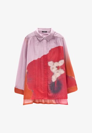 Bluzka na guziki z długim rękawem, z różowym kołnierzykiem, z dużym abstrakcyjnym czerwono-białym kwiatowym wzorem z przodu i pomarańczowymi mankietami.