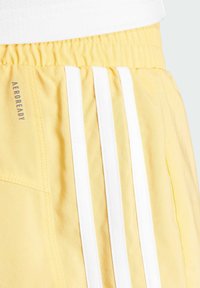 adidas Performance PACER STRIPES HIGH RISE - Pantalón corto de deporte - semi spark white