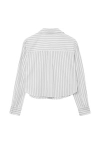 Chemise blanche à manches longues avec des rayures verticales noires, dotée d'un col classique, de poignets boutonnés et d'un ourlet incurvé avec un détail plissé au dos.