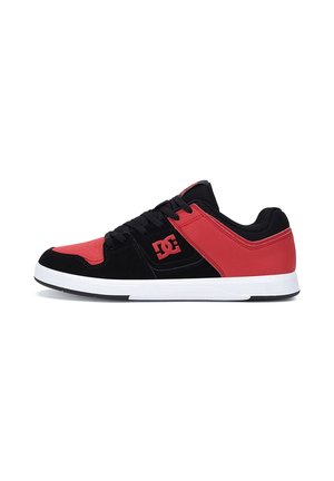 Lavtop sneakers med sorte og røde paneler, sorte snørebånd, hvid sål og rødt DC-logo på siden.