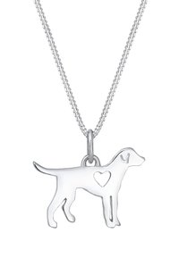 Sølv hundesilhuet vedhæng med hjerteudskæring, fastgjort til en tynd kæde. Glat tekstur, minimalistisk design og letvægtig.