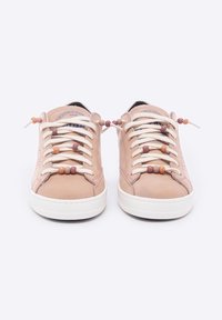 Beige lædersneakers med hvid gummisål, forsynet med cremede snørebånd og dekorative perler i brune og lyserøde nuancer på snørebåndene som accent.