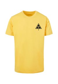 Gelbes Baumwoll-T-Shirt mit kurzen Ärmeln, das auf der linken Brustseite ein schwarzes Dreieckslogo mit einem Auge und einem Tropfen-Design zeigt.