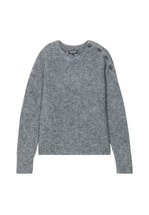 Maglione grigio a maglia con collo girocollo, maniche lunghe e bottoni decorativi sulla spalla sinistra. Tessuto medio-pesante con una texture.
