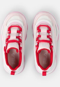 Baskets roses et blanches avec une tige en maille et en synthétique, lacets rouges et bout rond. Comprend un col rembourré et une semelle texturée.