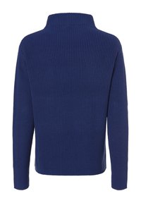 Laivastonsininen neulepaita, jossa on korkea kaulus, ribbineulos ja pitkät hihat. Sopii väljästi ja siinä on sivuaukeamat helmassa.