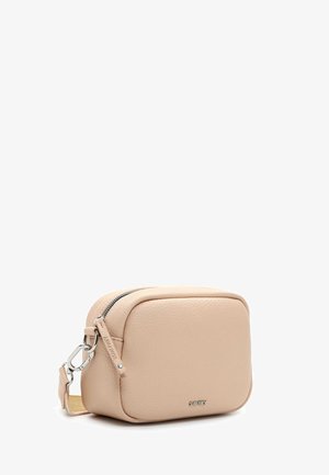 Bolso cruzado de piel beige con forma rectangular, cierre de cremallera y correa desmontable. Presenta una textura suave y un sutil etiquetado.