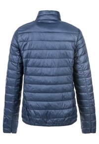 Marinblå vadderad jacka med ståkrage, quiltat mönster, elastisk midja och långa ärmar. Slätt, glänsande tyg med minimal struktur.