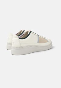 Weiße Leder-Sneaker mit abgerundeter Zehenpartie, versehen mit beigen und blauen Einsätzen. Dicke Sohle und genähte Akzente, mit einem Logo an der Ferse.