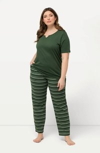 Groen T-shirt met korte mouwen en een ronde hals, gecombineerd met gestreepte pyjamabroek in groen, wit en donkergroen. Relaxte pasvorm. Zachte stof.