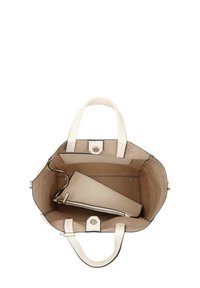 Beige leren schoudertas met lichte handvatten, voorzien van een ruime binnenkant en een apart ritsvak dat zichtbaar binnenin is geplaatst.