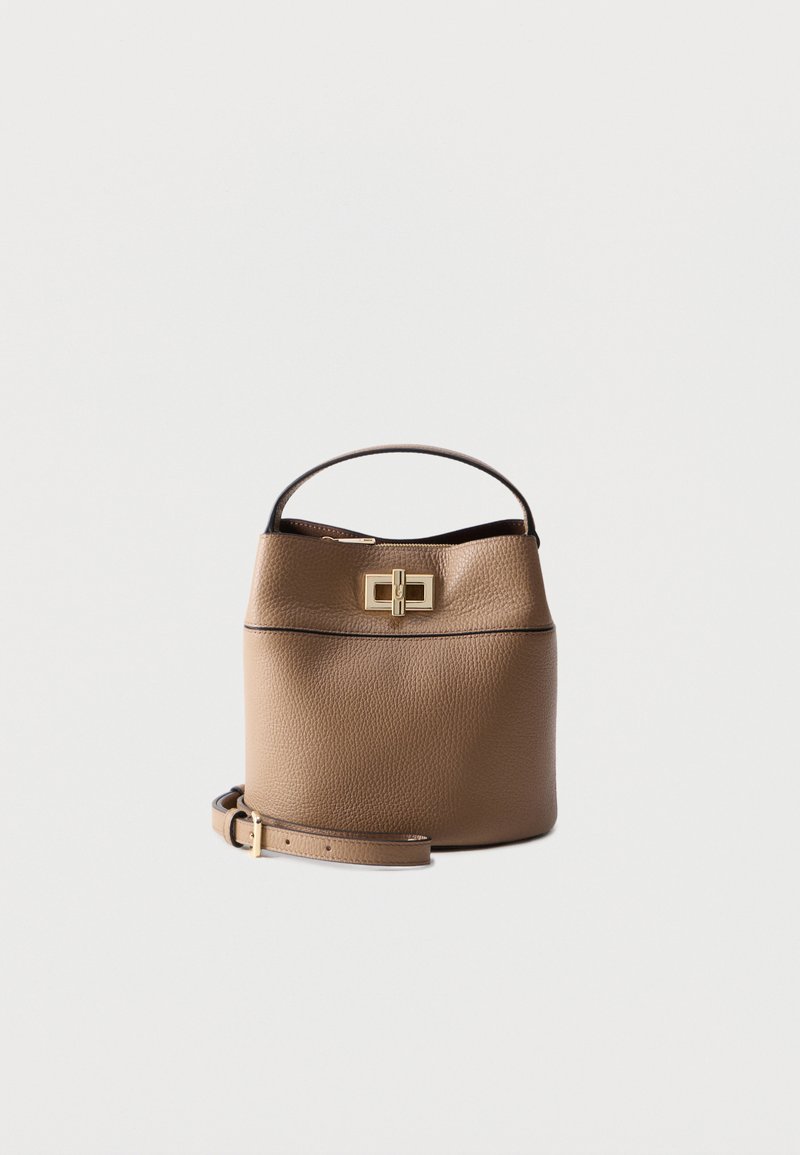 Bolso tipo saco de cuero marrón texturizado con cierre rectangular en tono dorado y correa de hombro ajustable y desmontable sobre fondo blanco.