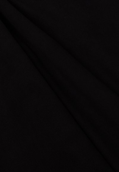 Čierna látka s hladkou, jemnou textúrou, s matným povrchom a splývavými záhybmi, vytvárajúcimi hĺbku farby a jemné kontúry.