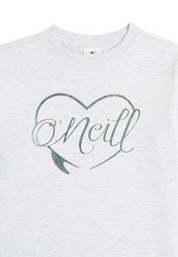 Camiseta de color gris claro hecha de algodón, con un diseño de corazón y el texto "O'Neill" en una fuente cursiva. Textura suave, cuello redondo.