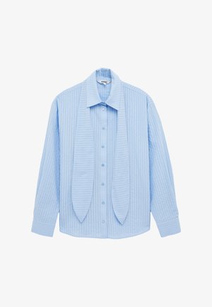 Lichtblauw overhemd met lange mouwen, knoopsluiting, dunne verticale strepen en een brede stoffen das bevestigd aan de kraag.