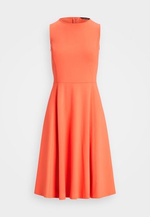 Ärmelloses korallenoranges Kleid mit figurbetontem Oberteil, rundem Ausschnitt und ausgestelltem Rock, dargestellt vor einem schlichten hellen Hintergrund.