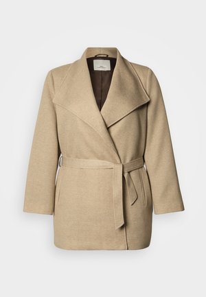 Μπεζ παλτό που δένει, κατασκευασμένο από υφή ύφασμα, με φαρδιά γιακά, ζώνη στη μέση και μπροστινές τσέπες. Εσωτερικά επενδεδυμένο με καφέ ύφασμα.