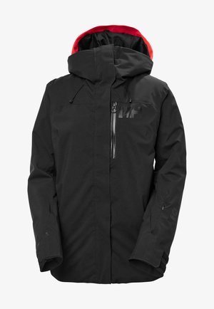 Schwarze wasserdichte Jacke mit rotem Kapuzenaufsatz. Zu den Merkmalen gehören eine durchgängige Reißverschlusstasche, verstellbarer Kordelzug und Logo-Details auf der Brust und am Ärmel.