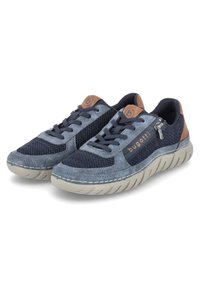 Navyblaue Sneakers mit einer Kombination aus Netz- und Wildledermaterialien, einem sandfarbenen Akzent, strukturierten Sohlen und einem Reißverschlussdetail an der Seite.