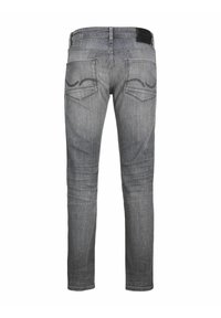 Jeans din denim gri cu un croi drept. Prezintă două buzunare pe spate cu detalii de cusătură curbă și o etichetă din piele pe brâu.