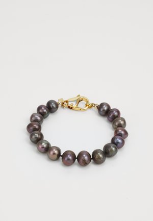 Runder, dunkler Perlenarmband mit glatter Oberfläche und schimmerndem Glanz. Karabinerverschluss in Goldfarbe. Abwechselnde Perlengrößen erhöhen das visuelle Interesse.