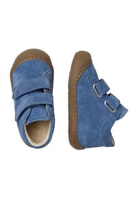 Chaussures pour enfants en daim bleu avec deux bandes Velcro, bout rond et semelle en caoutchouc marron, présentant un bord texturé pour une meilleure adhérence.