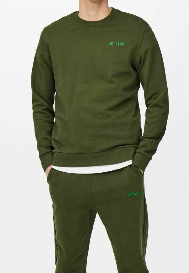 Bluza oliwkowa z okrągłym dekoltem, ściągaczami przy mankietach i u dołu, z małym zielonym logo na piersi. Miękki materiał o luźnym kroju.