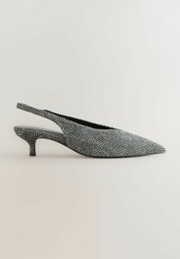 Kitsas varbaga ja madala kontsaga slingback kingad, valmistatud mustvalgest kalasabakudumist. Omab tekstureeritud pinda ja minimalistlikku disaini.