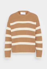 Suéter de punto rayado en marrón y beige con mangas largas y cuello redondo, textura de gofre, etiquetado "SELECTED FEMME."