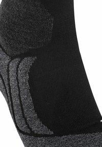 Calzino sportivo nero con tallone grigio strutturato, cuciture rinforzate e dettagli a motivo sui lati per un supporto e un comfort aggiuntivi.