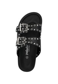 Schwarze Riemchensandalen mit zwei verstellbaren Schnallen, verziert mit silbernen Nieten entlang der Riemen und mit einer glatten, matten Oberflächenstruktur.