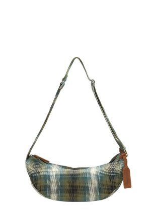 Grüne, blaue und weiße karierte, halbmondförmige Umhängetasche mit verstellbarem Riemen und braunem Lederetikett in der Nähe des Reißverschlusses.
