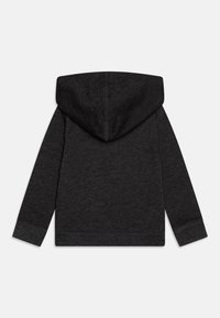 Γκρι φούτερ με κουκούλα και κορδόνι, μακριά μανίκια και ραμμένα μανσέτα. Απαλή υφή με απλό σχέδιο, που διαθέτει αντίθετες ραφές.