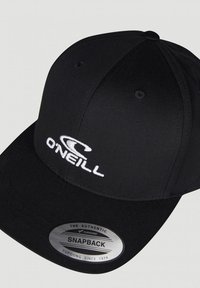 Sort snapback kasket lavet af stof, med et hvidt broderet logo foran, en glat skygge og et metalmærke på siden.
