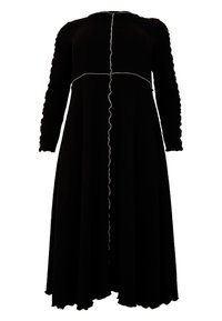 Schwarzes langärmliges Kleid mit ausgestellt Rock. Es zeichnet sich durch einen strukturierten Stoff, gewellte Kanten und kontrastierende weiße Nähte entlang der Nähte aus.
