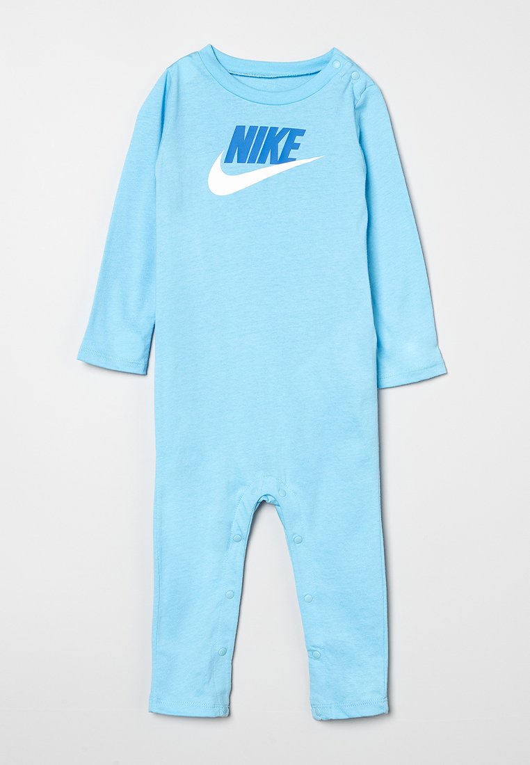 Un body à manches longues bleu clair avec un col rond, des boutons-pression à l'entrejambe et un grand logo Nike blanc et bleu sur le devant. Texture de tissu lisse.