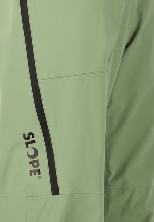 Lichtgroene jas met een gladde afwerking, voorzien van een zwarte rits en een zwart "SLOPE" logo aan de voorkant. Modern ontwerp met strakke lijnen.