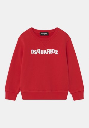 Sweatshirt rouge à manches longues avec col rond, texte blanc "DSQUARED2" imprimé au centre devant, poignets et ourlet côtelés, et étiquette noire DSquared2 à l'intérieur du col.