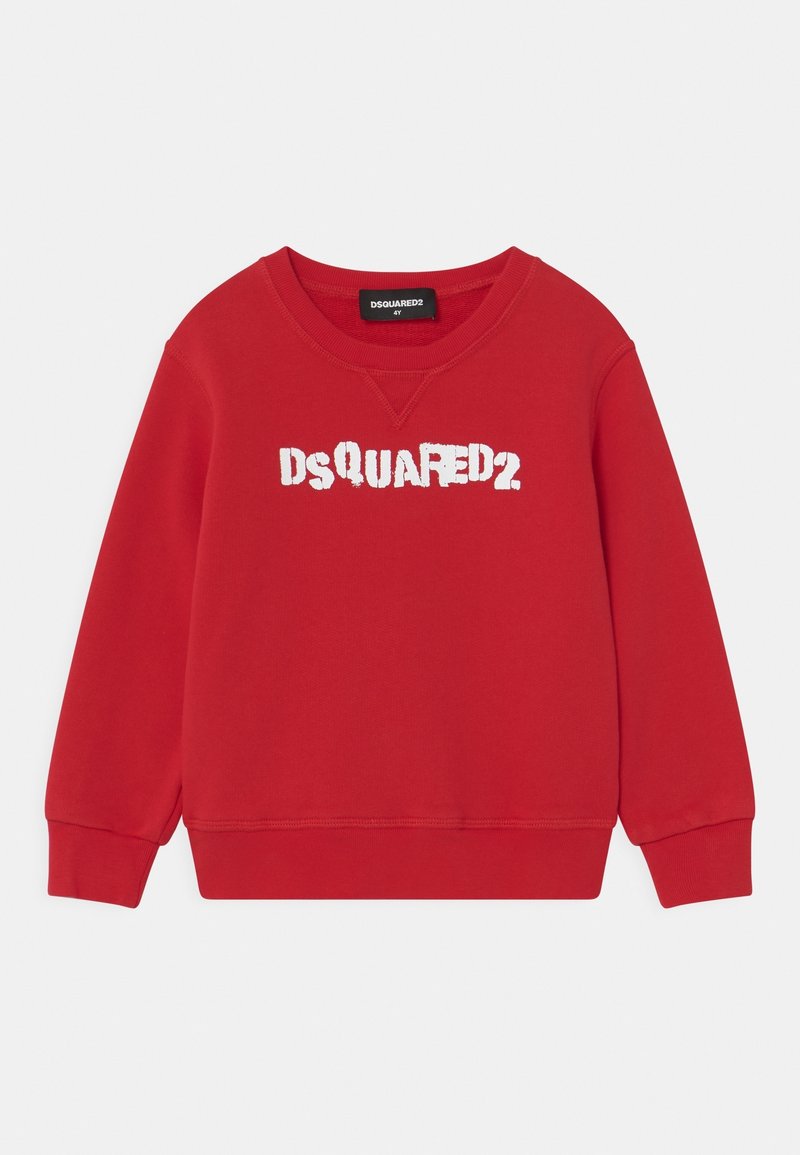 Sweatshirt rouge à manches longues avec col rond, texte blanc "DSQUARED2" imprimé au centre devant, poignets et ourlet côtelés, et étiquette noire DSquared2 à l'intérieur du col.