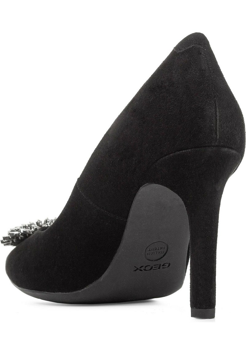 Scarpa con tacco alto in suede nero con punta affusolata, decorazione laterale e design con tacco sottile. Superficie testurizzata.