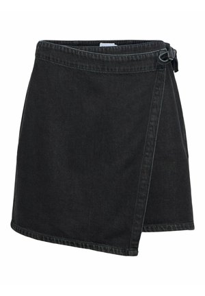 Jupe portefeuille en denim noir avec fermeture à nouer sur le côté et surpiqûres discrètes, longueur genou avec un chevauchement asymétrique à l'avant.
