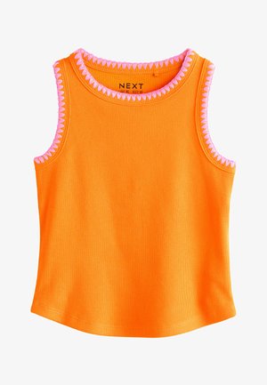 Mouwloos oranje geribd singletje met roze zigzagrand rondom de halslijn en armsgaten.